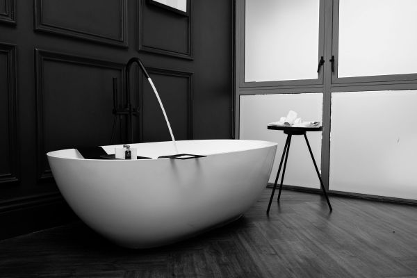 Comment sublimer une salle de bains avec une baignoire îlot ?