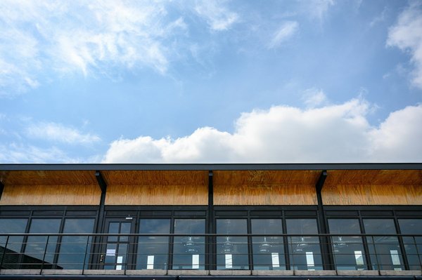 Transformez votre extérieur avec une terrasse suspendue métallique